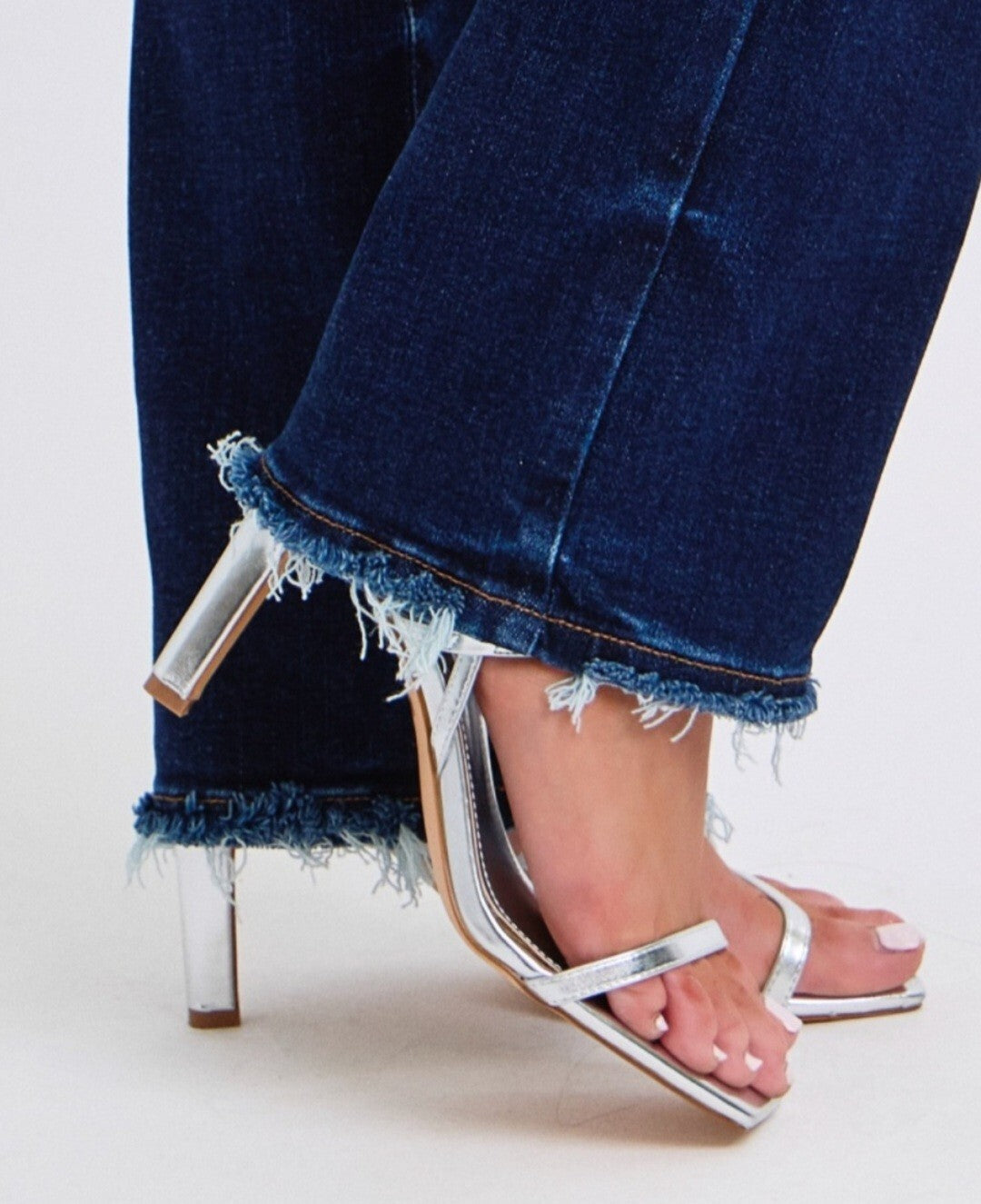 Judy Blue Mid-Rise Straight Fit  W/ Frayed Hem Jeans