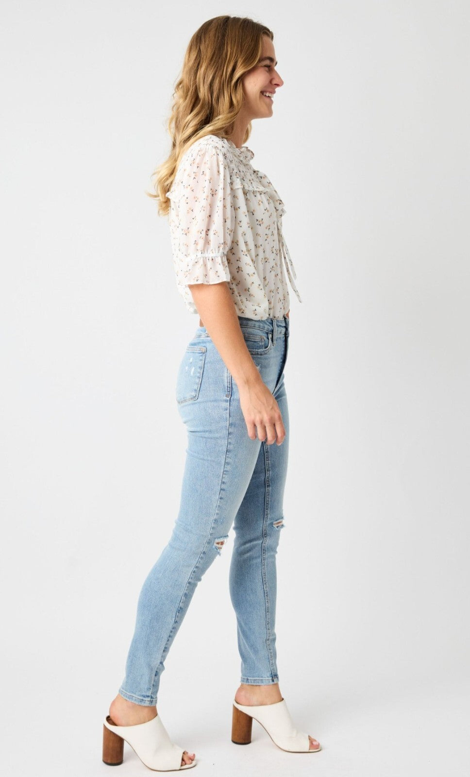 Judy Blue  Mid-Rise Skinny  W/ Tummy Control Destroyed Knee Jeans